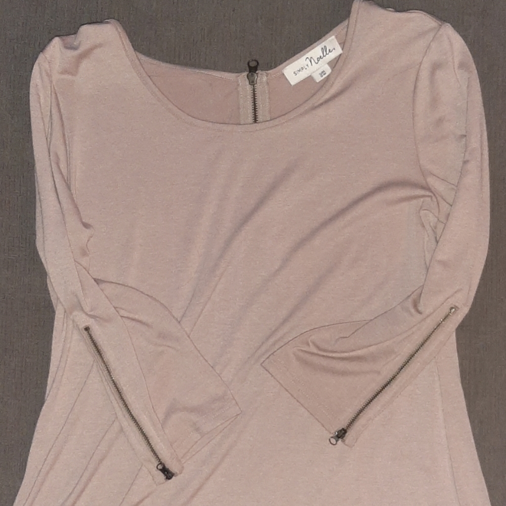 Cute long sleeve zipper shirt! Sz S/M